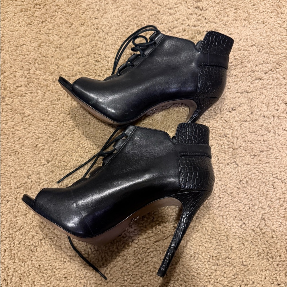 Pour la Victorie leather lace-up heels sz8